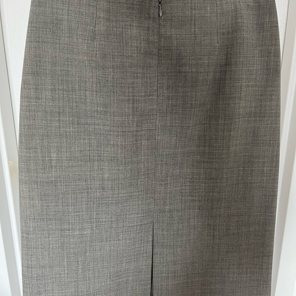 Beautiful DKNY light heather grey wool blend pencil skirt - Picture 4 of 6